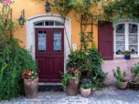 Blumengeschmückter Hauseingang und Fenster - Bamberg